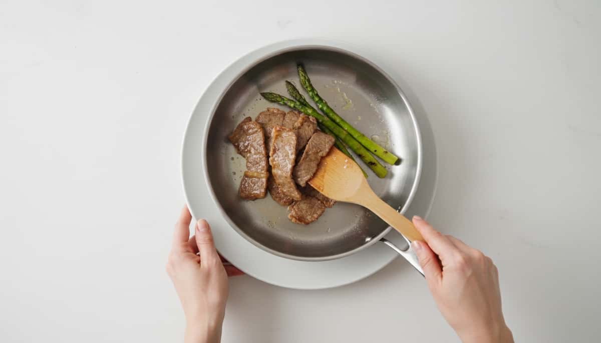 牛こまとアスパラのコンソメ焼き（完成イメージ）