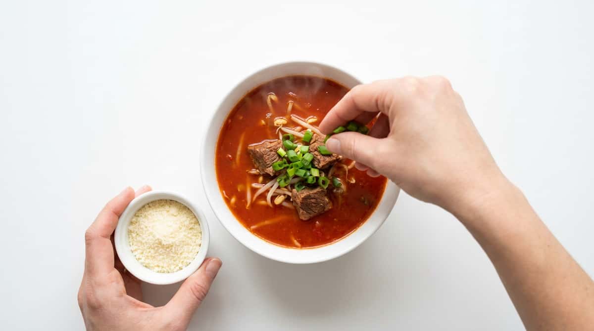 牛こま切れ肉ともやしのピリ辛トマトスープ（完成イメージ）