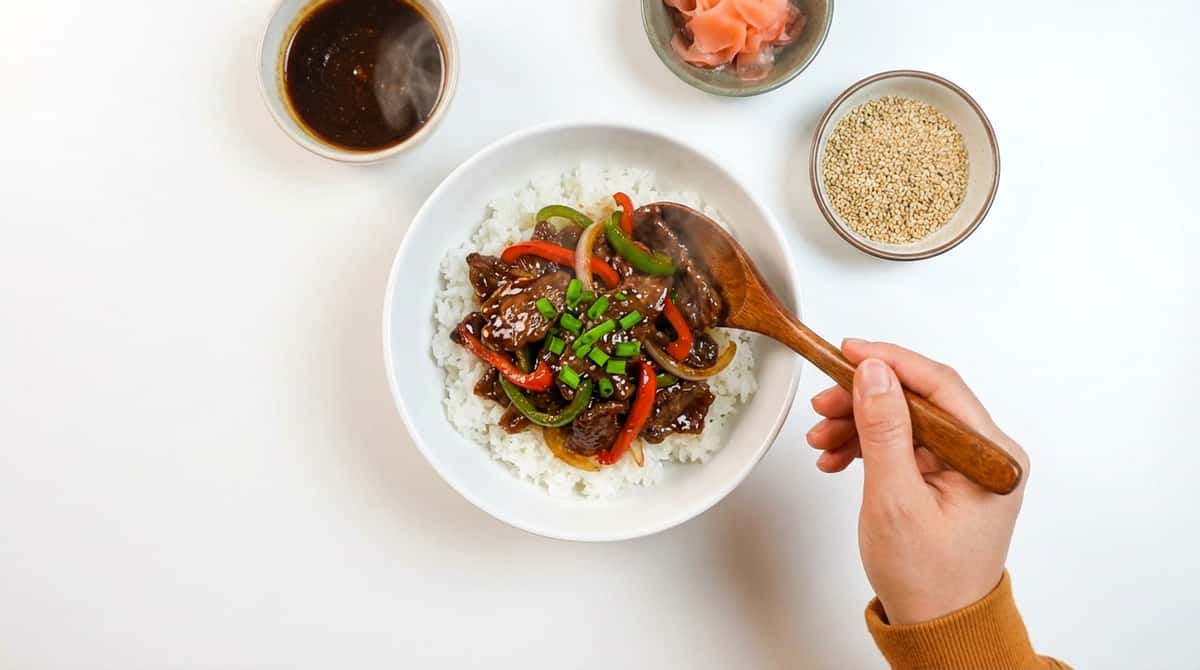 牛こまとピーマンの焼肉タレ丼（完成イメージ）