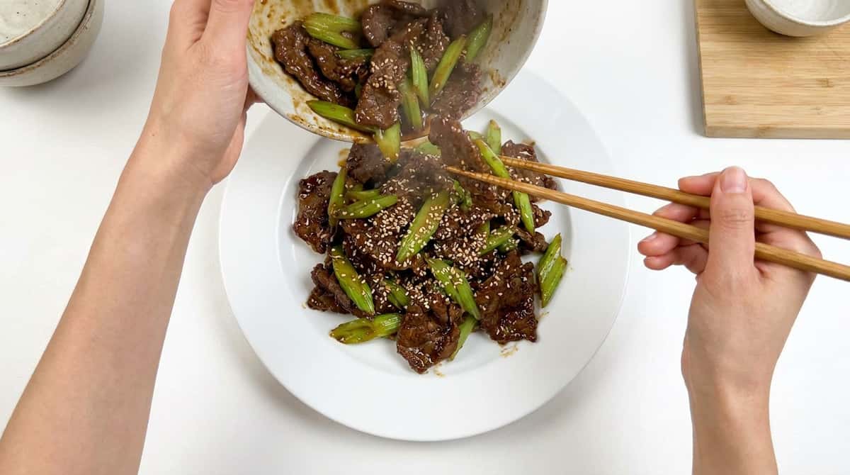 牛こま肉とセロリのピリ辛焼肉だれ炒め（完成イメージ）