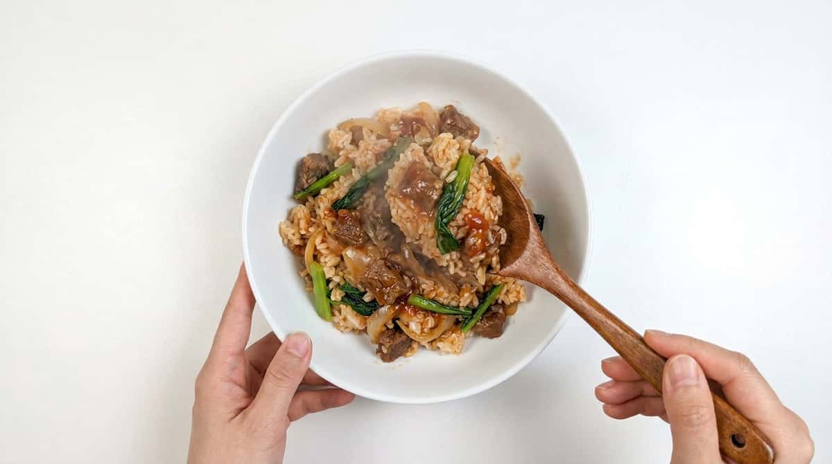 牛こまと小松菜のケチャップ炊き込みご飯（完成イメージ）