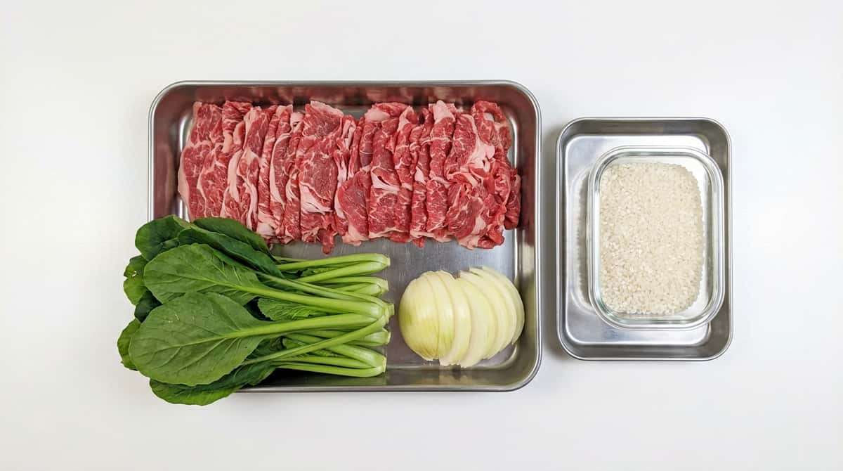 牛こまと小松菜のケチャップ炊き込みご飯（材料）