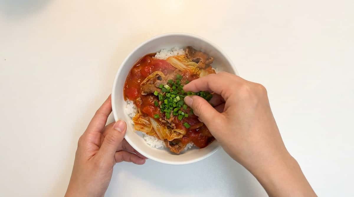 牛こま切れ肉と白菜のトマト缶丼（完成イメージ）
