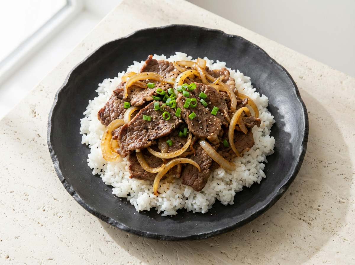 牛こま切れと玉ねぎの塩こしょう丼