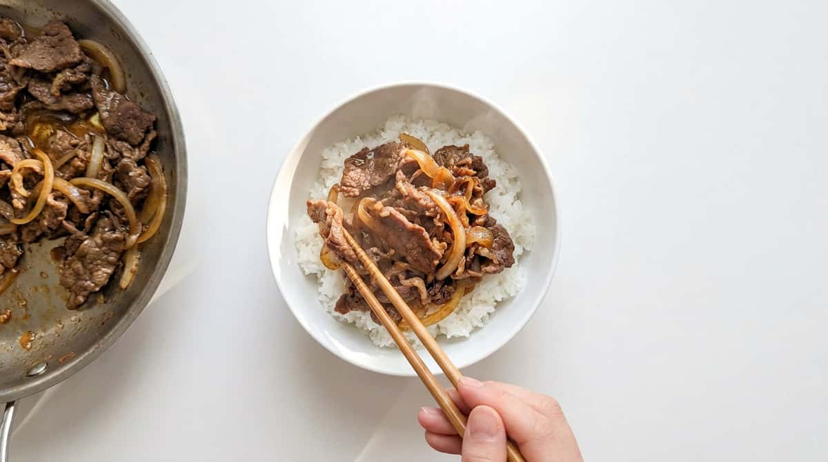 牛こま切れと玉ねぎの塩こしょう丼（完成イメージ）