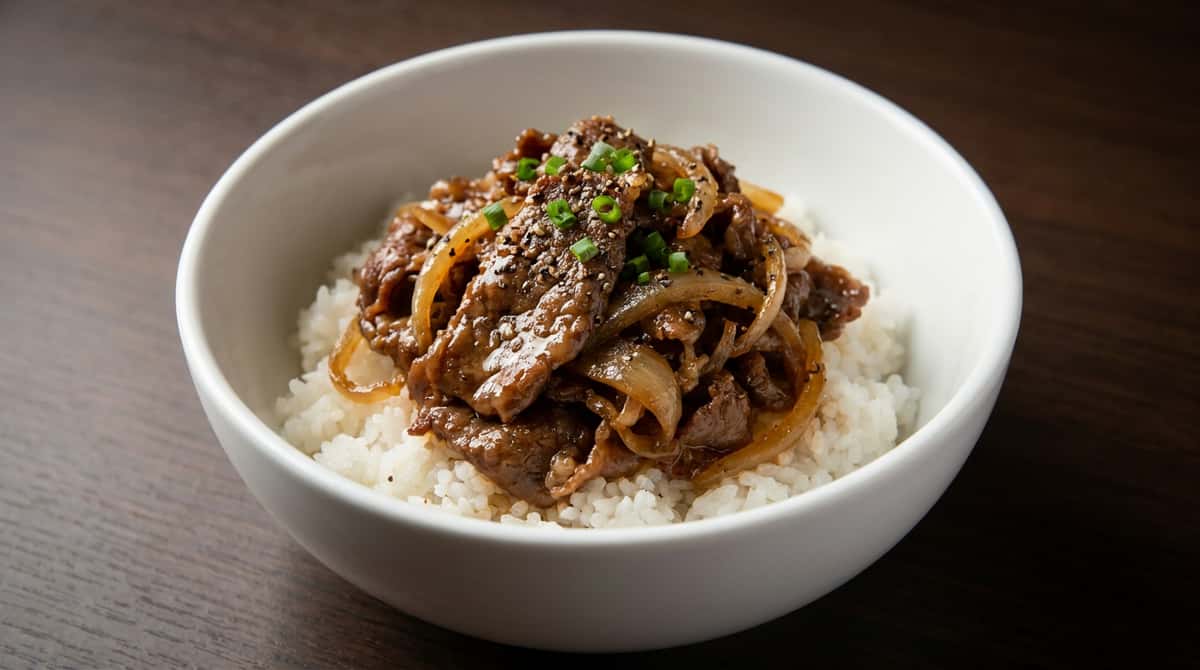 牛こま切れと玉ねぎの塩こしょう丼（完成イメージ）