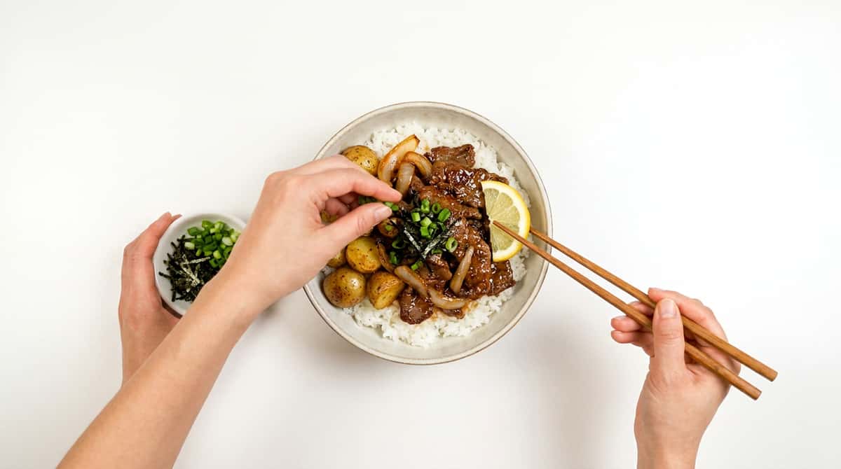 牛こま切れ肉とじゃがいものさっぱり味噌丼（完成イメージ）