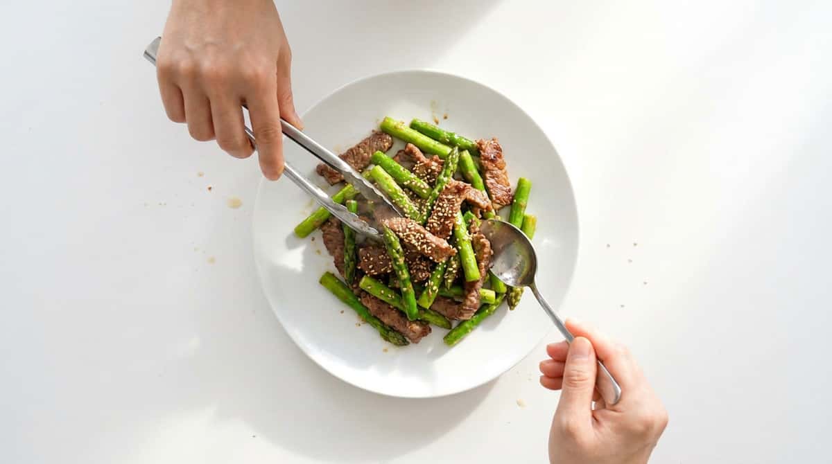 牛薄切り肉とアスパラの鶏ガラ香ばし焼き（完成イメージ）