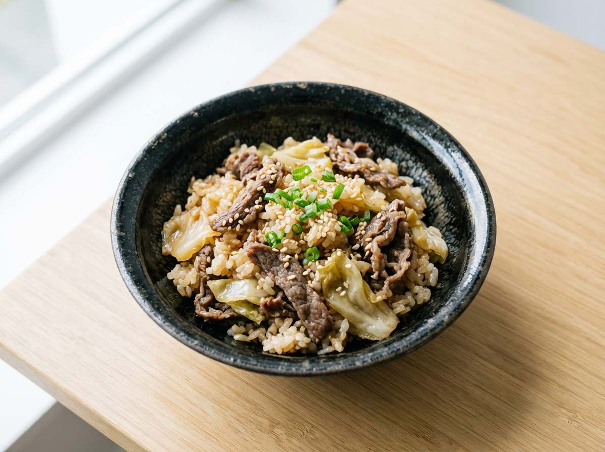 牛薄切り肉とキャベツのごま油香る炊き込みご飯