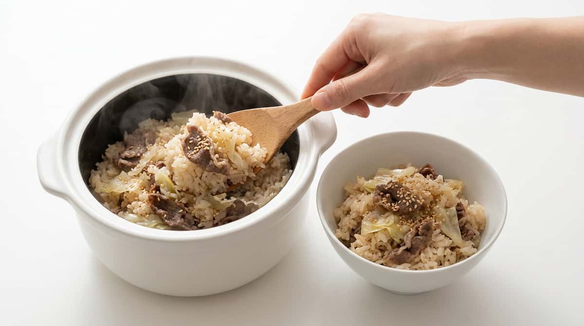 牛薄切り肉とキャベツのごま油香る炊き込みご飯（完成イメージ）