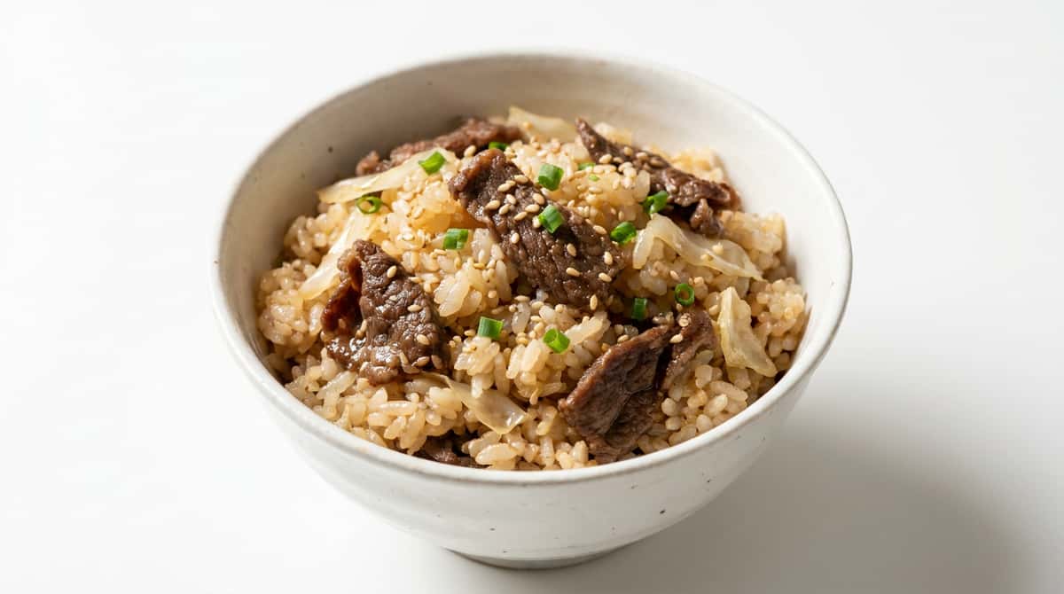 牛薄切り肉とキャベツのごま油香る炊き込みご飯（完成イメージ）