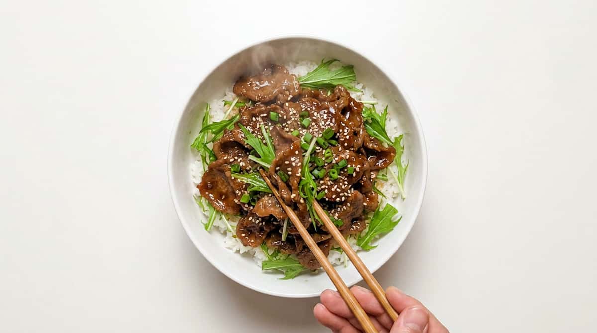 牛薄切り肉と水菜の焼肉のタレ丼（完成イメージ）