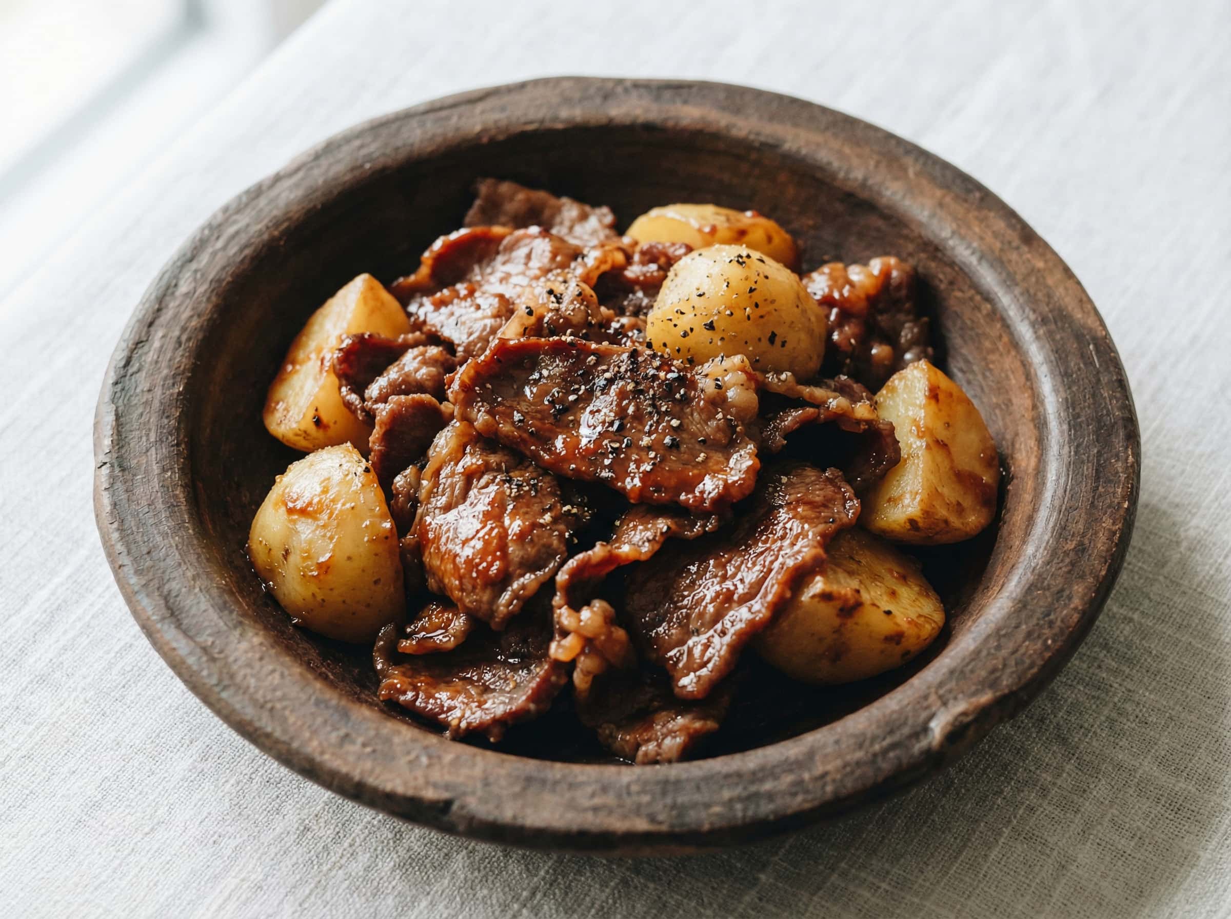 牛薄切り肉とじゃがいもの赤味噌漬け（焼き仕上げ）
