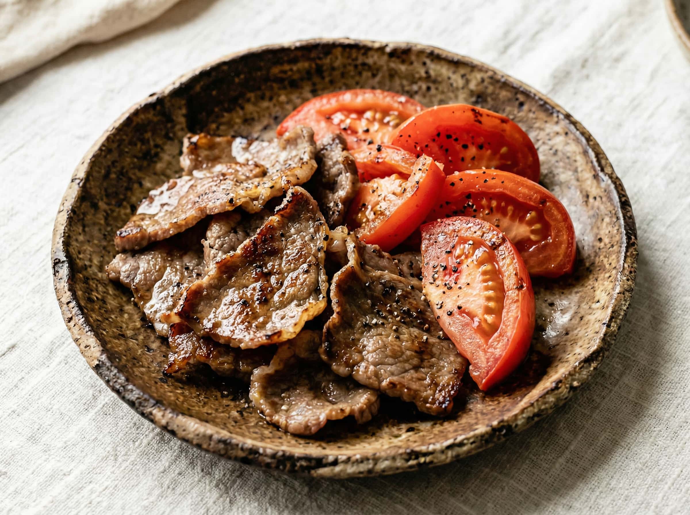 牛薄切り肉とトマトの塩こしょう焼き