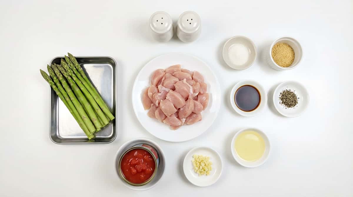 鶏むねとアスパラのトマト缶炒め（節約）（材料）