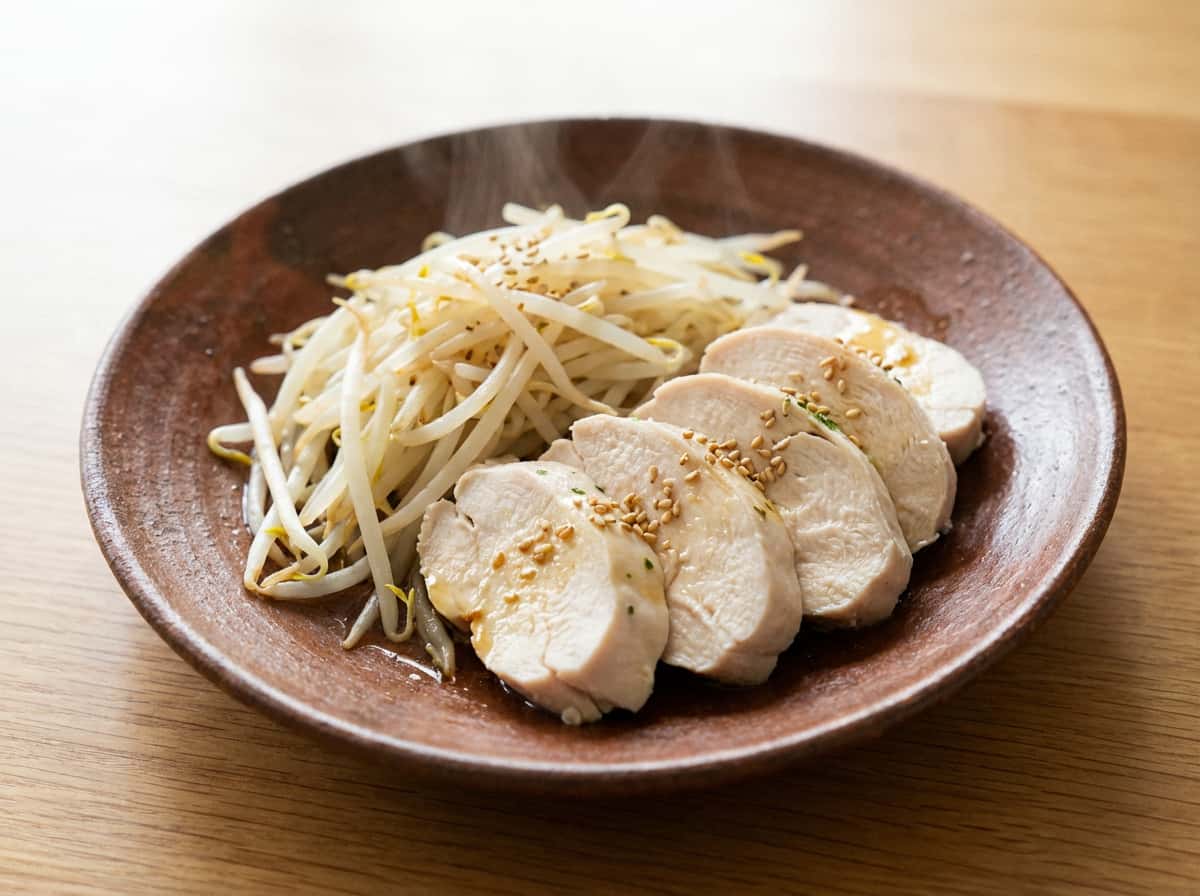 鶏むね肉ともやしのごま油レンジ蒸し