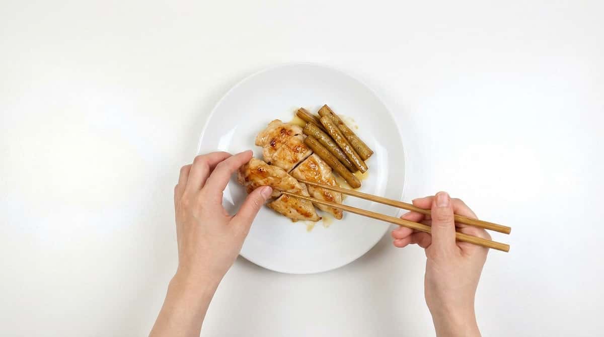 鶏むね肉とごぼうのピリ辛鶏ガラ焼き（完成イメージ）