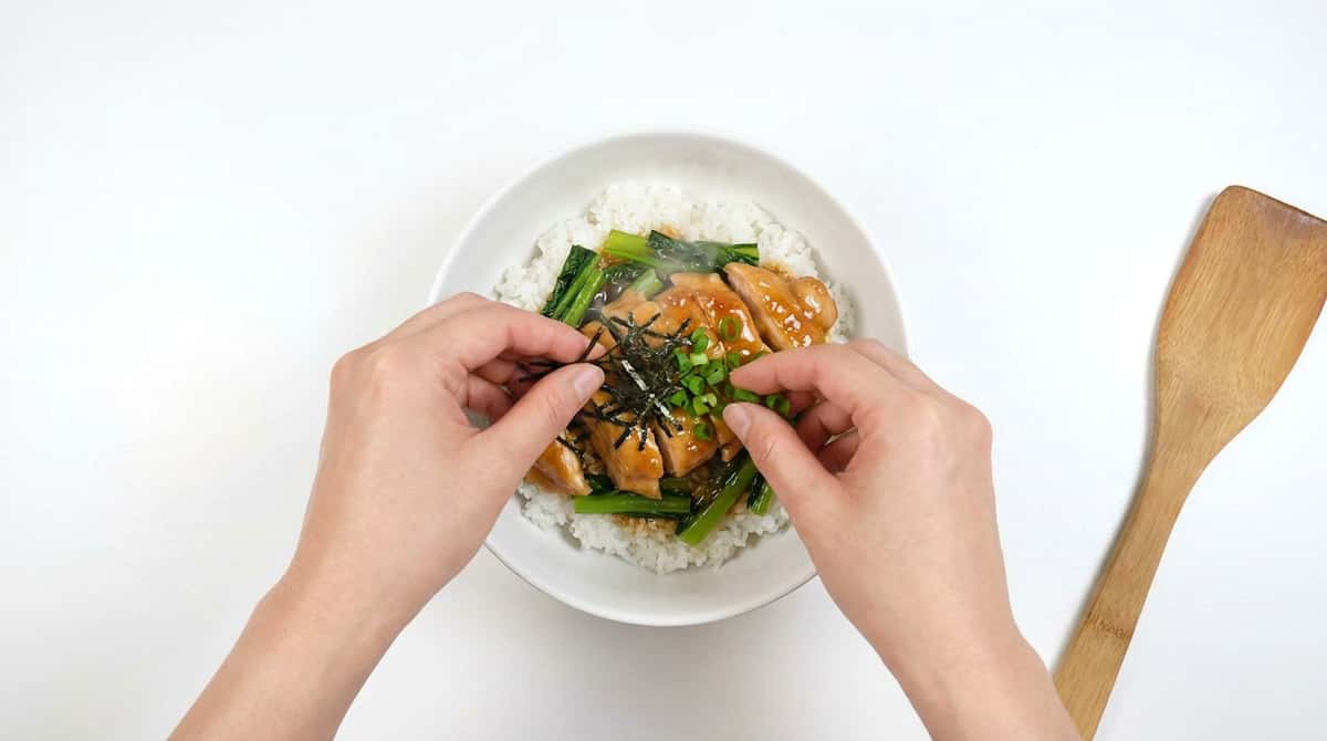 鶏むね肉と小松菜のめんつゆバター丼（おつまみ仕立て）（完成イメージ）