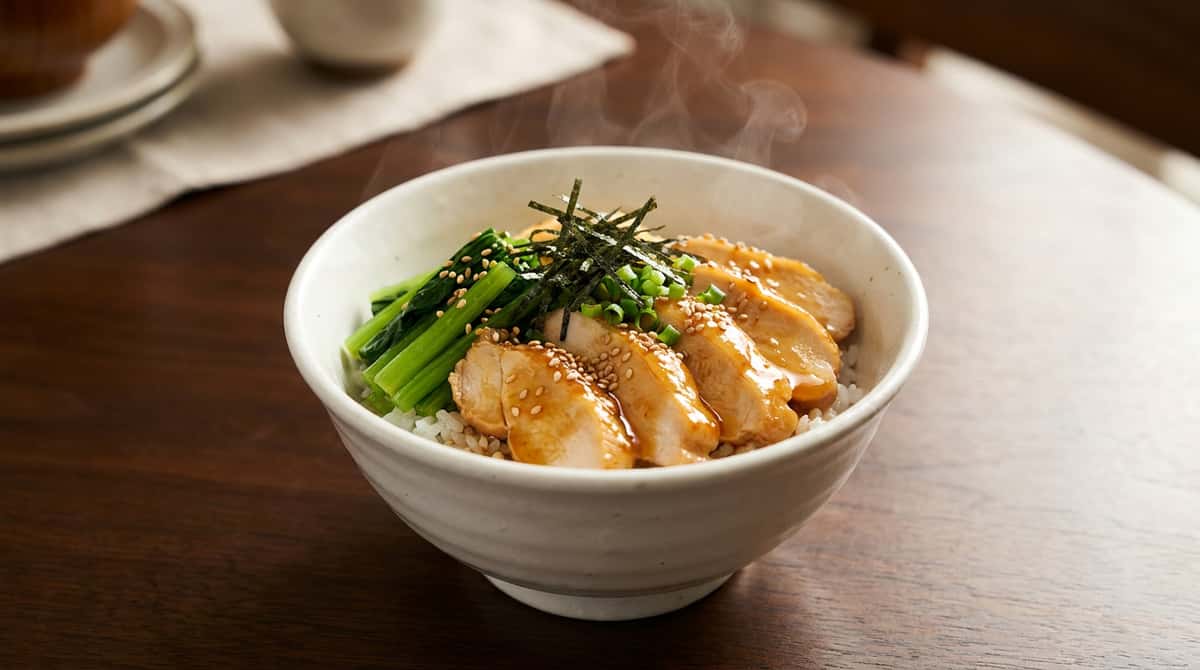 鶏むね肉と小松菜のめんつゆバター丼（おつまみ仕立て）（完成イメージ）
