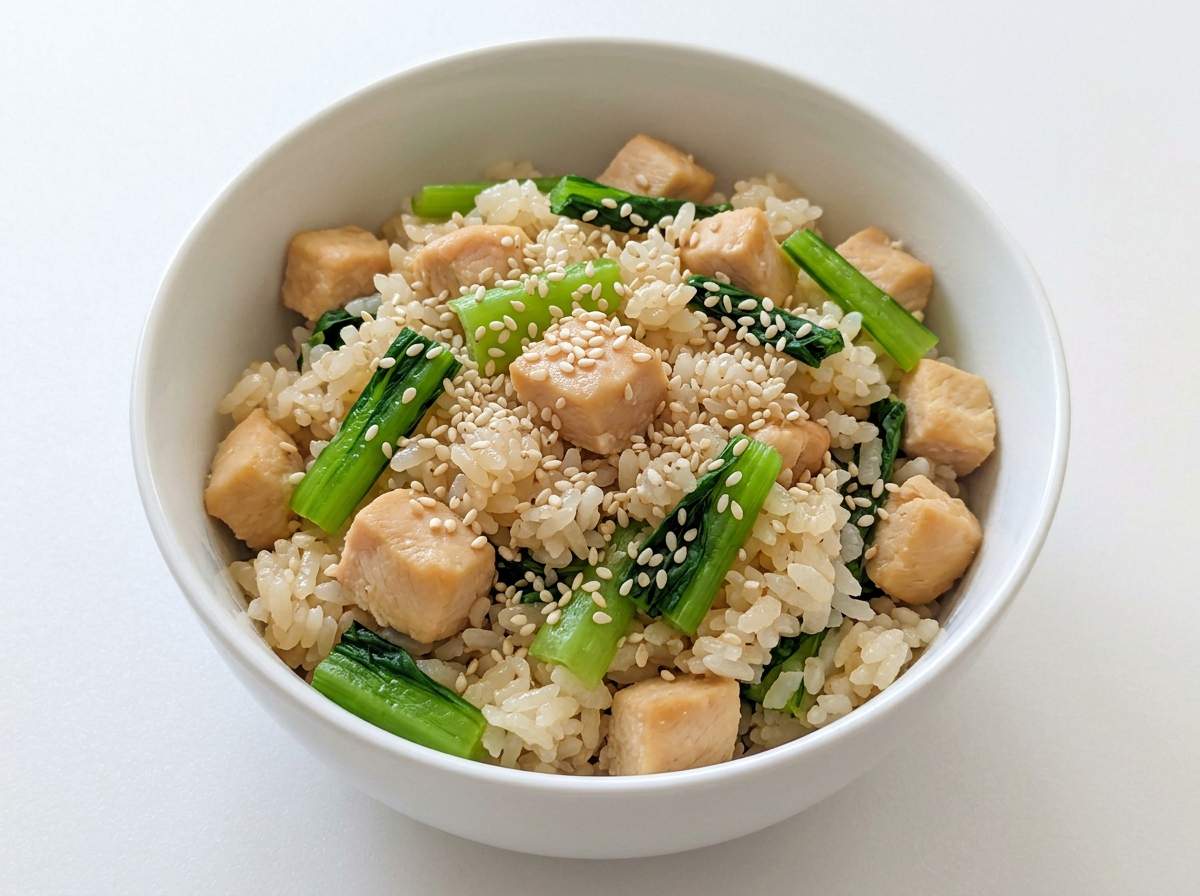 鶏むね肉と小松菜の甘酢炊き込みご飯【炊飯器で簡単】