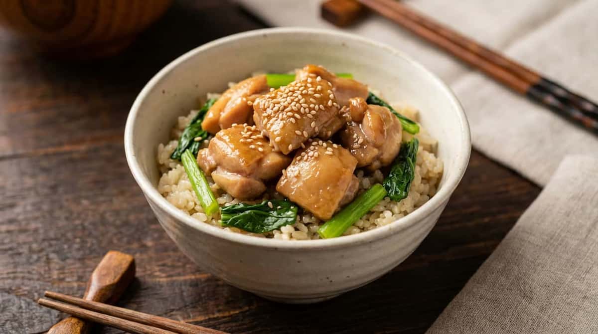 鶏むね肉と小松菜の甘酢炊き込みご飯【炊飯器で簡単】（完成イメージ）