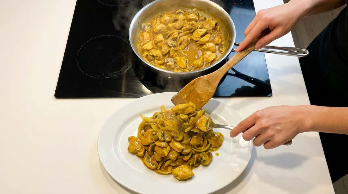 鶏むねとしめじのカレーマヨ炒め（完成イメージ）