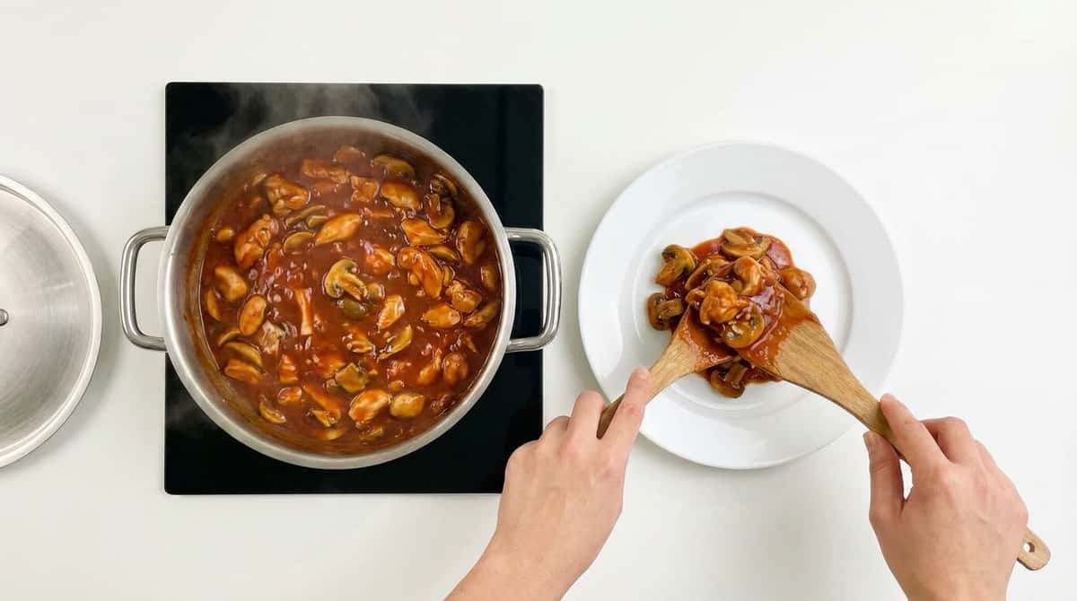鶏むね肉ときのこのケチャップ煮（完成イメージ）