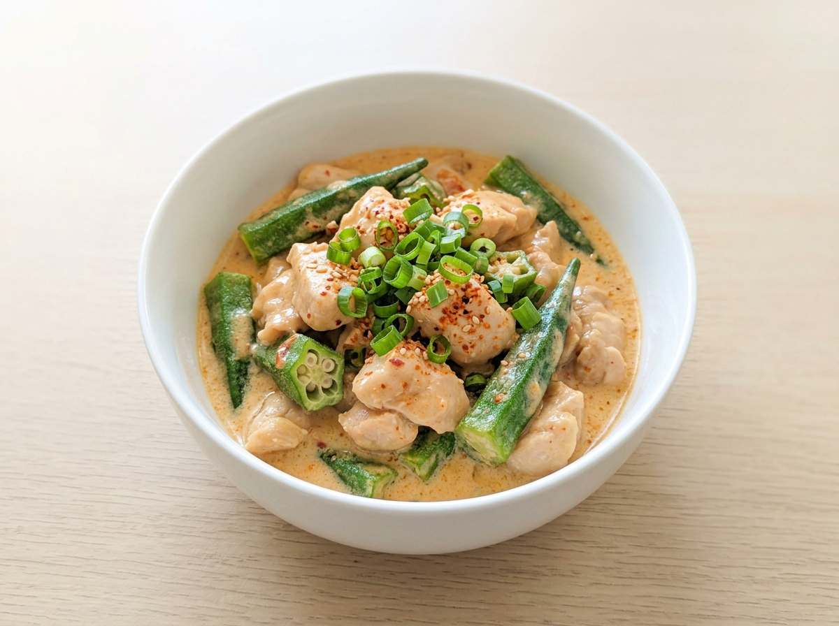 鶏むね肉とオクラのピリ辛マヨ煮