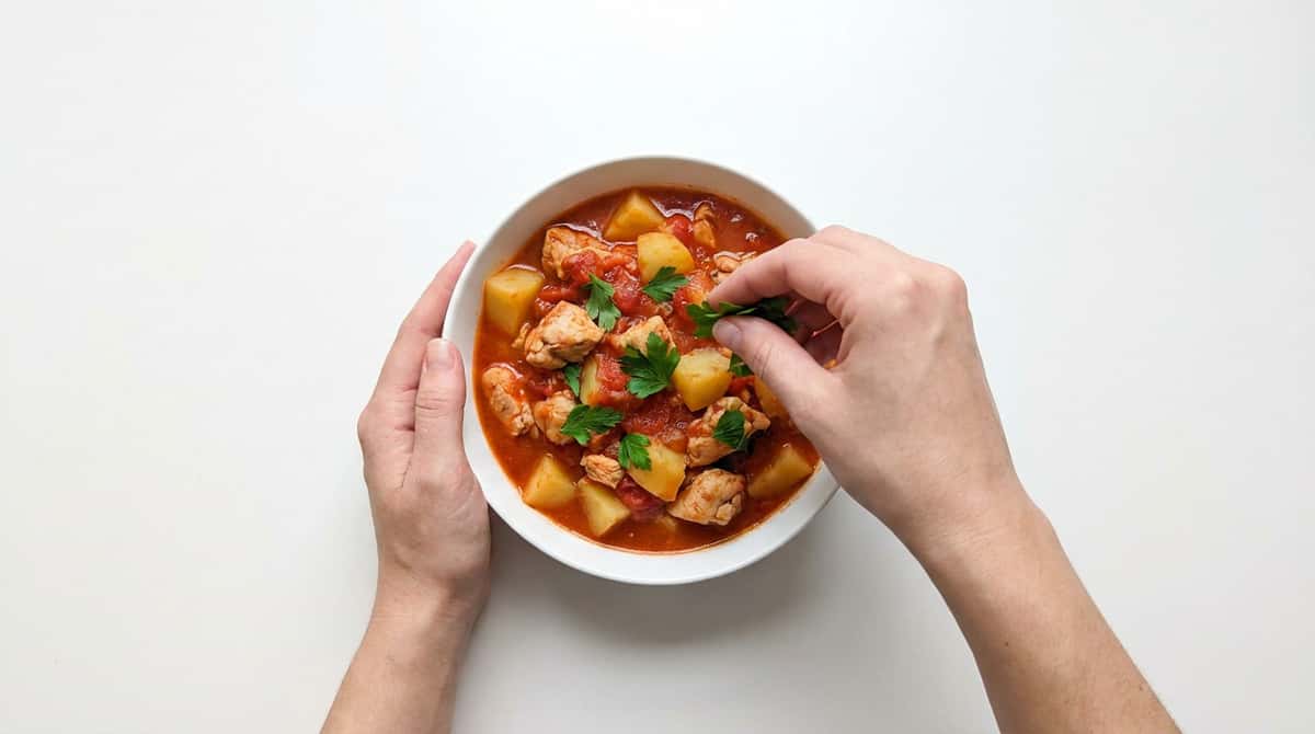鶏むね肉とじゃがいものトマト缶蒸し（完成イメージ）