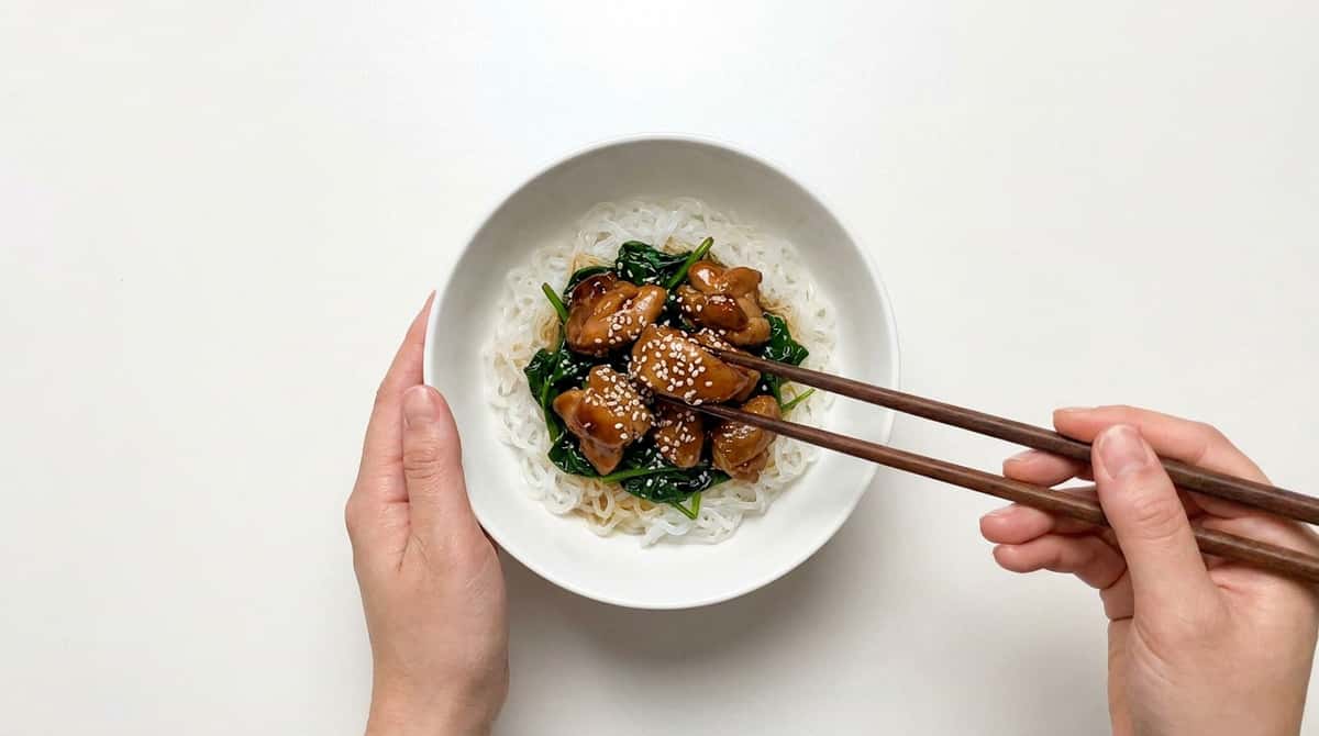 鶏むねとほうれん草のオイスターソース丼（しらたきライス）（完成イメージ）