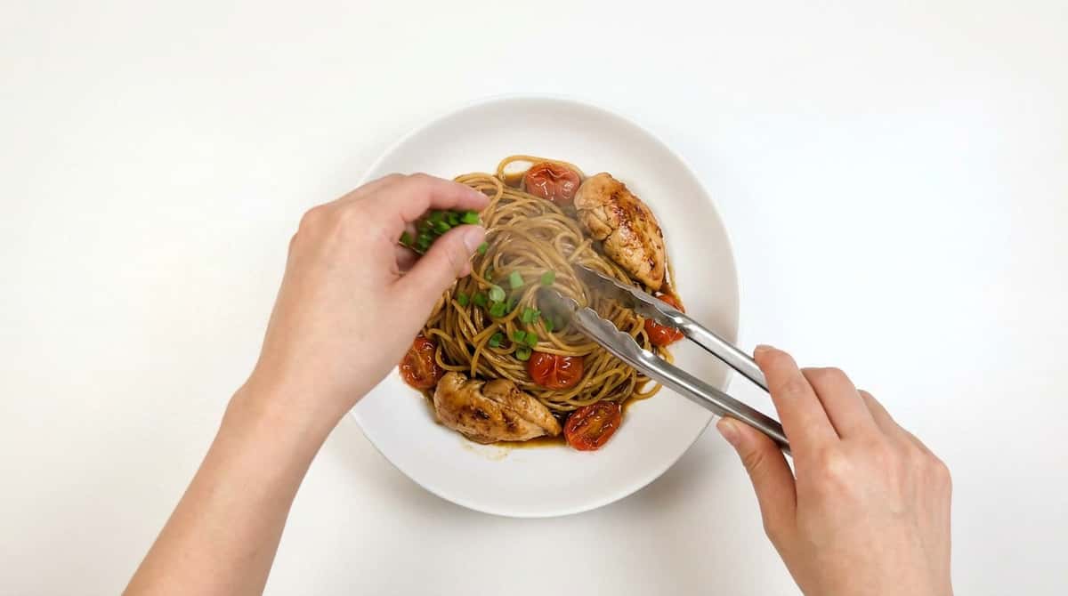鶏むね肉とトマトのオイスターソースパスタ（完成イメージ）