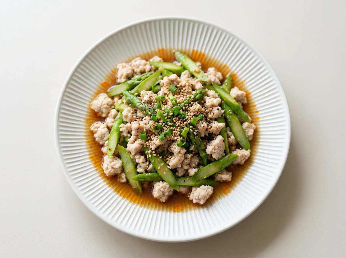 鶏ひき肉とアスパラのピリ辛ポン酢レンジ蒸し