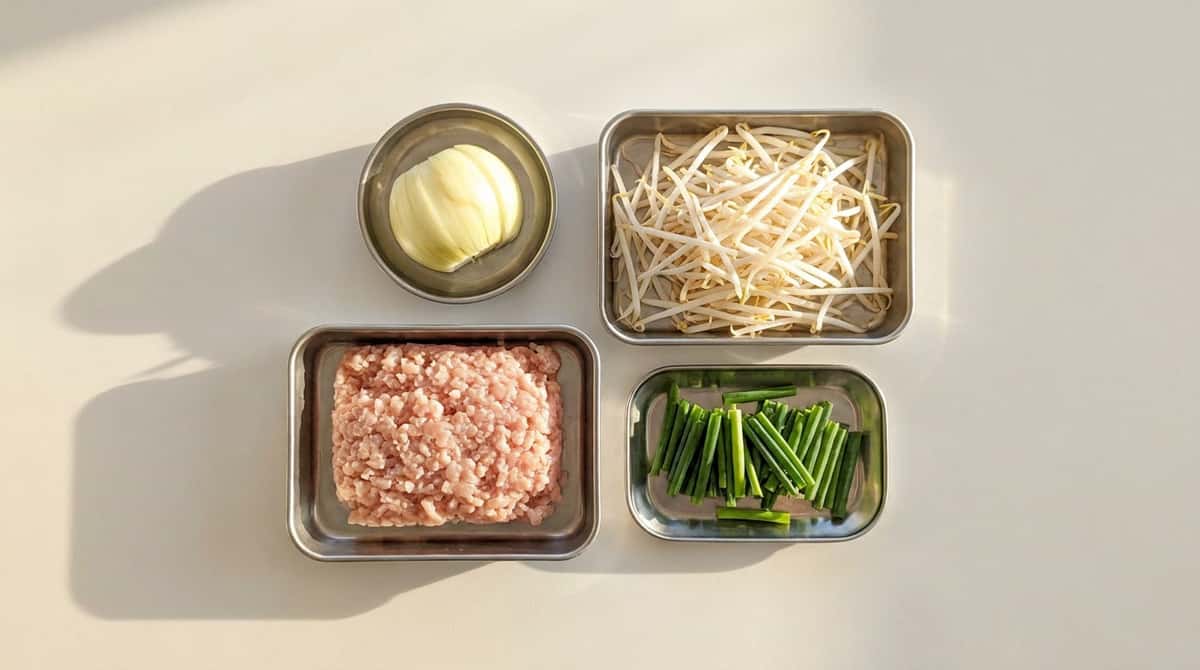 鶏ひき肉ともやしのバター醤油節約煮（材料）