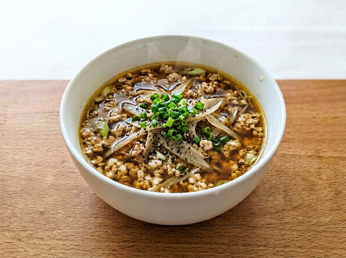 鶏ひき肉とごぼうのピリ辛バター醤油スープ
