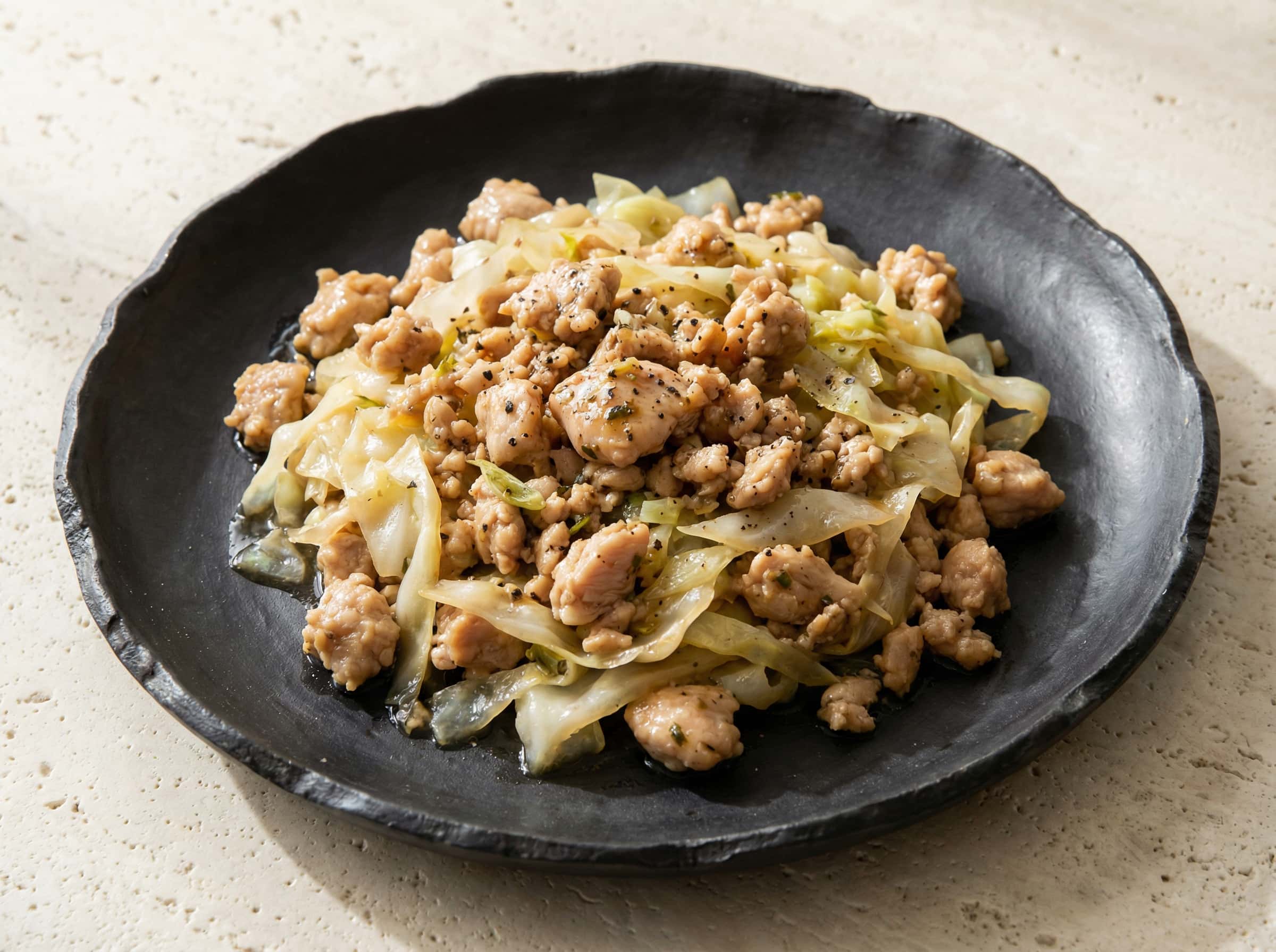 鶏ひき肉とキャベツの鶏がら旨炒め