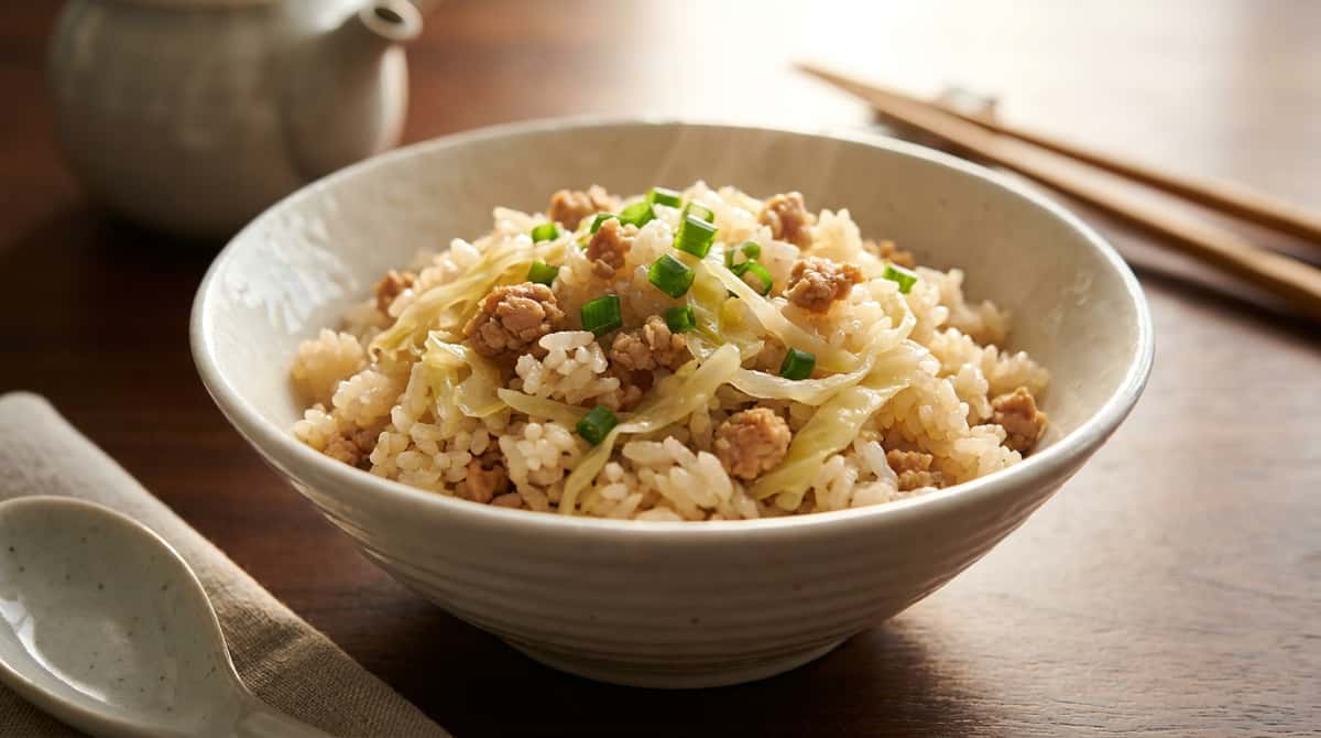 鶏ひき肉とキャベツの鶏ガラスープ炊き込みご飯（完成イメージ）