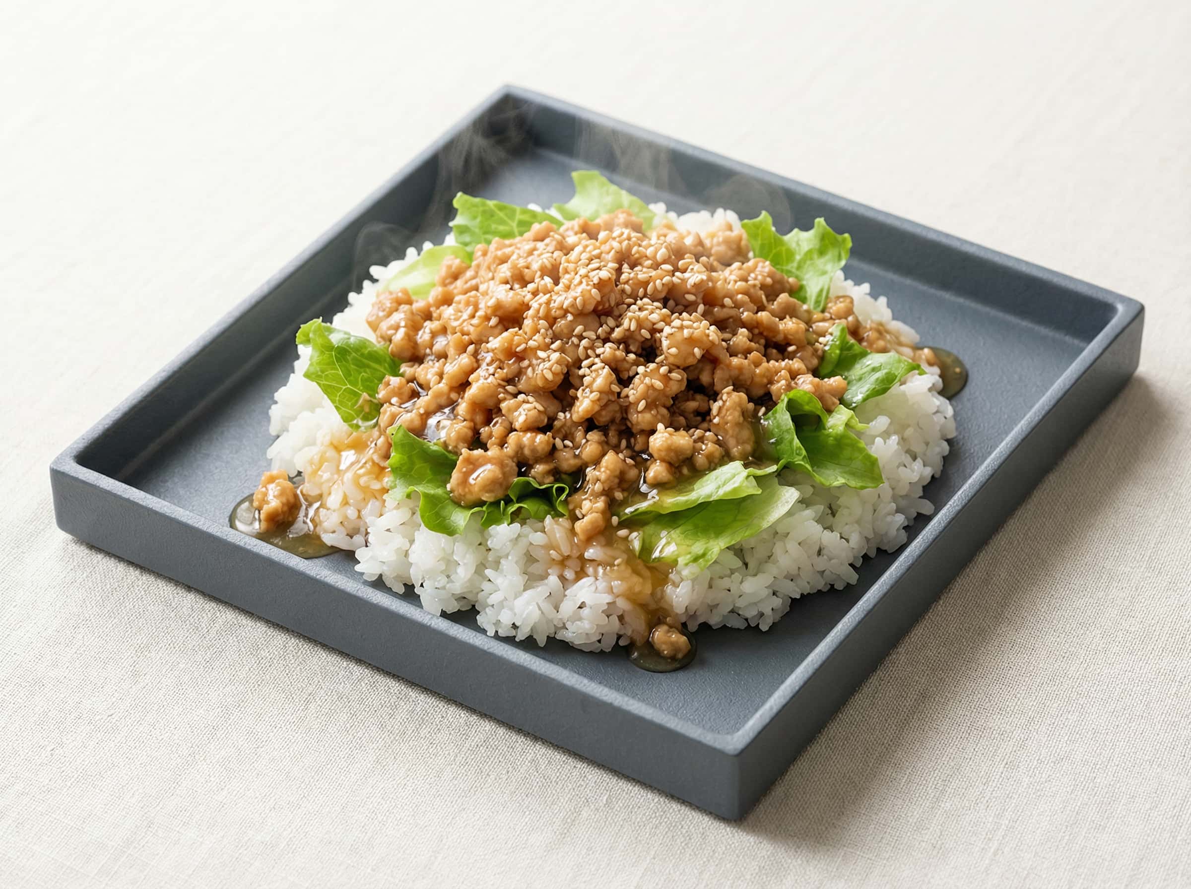 鶏ひき肉とレタスの甘酢あんかけ丼