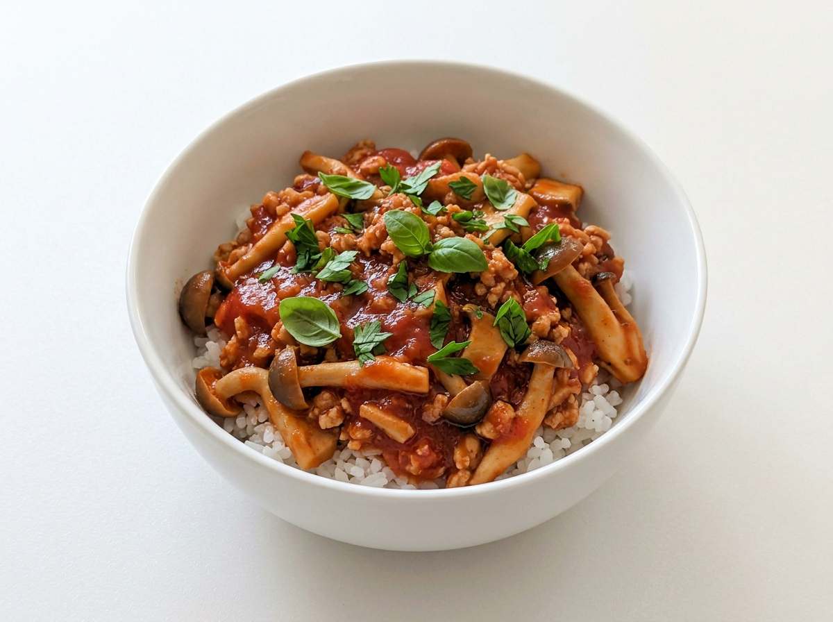 鶏ひき肉ときのこのトマト缶漬け丼