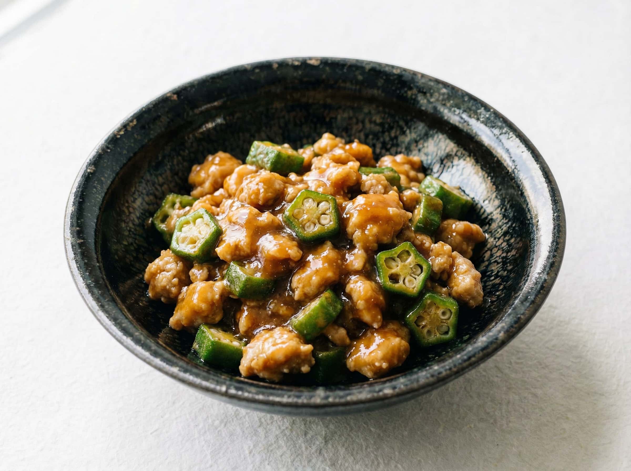 鶏ひき肉とオクラの味噌レンジ蒸し