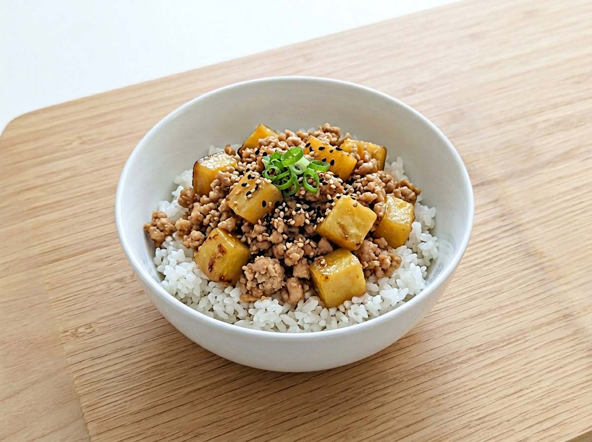 鶏ひき肉とさつまいものごま油そぼろ丼