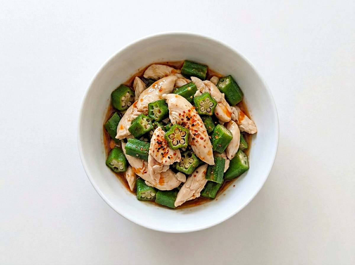 鶏ささみとオクラのピリ辛めんつゆレンジ蒸し