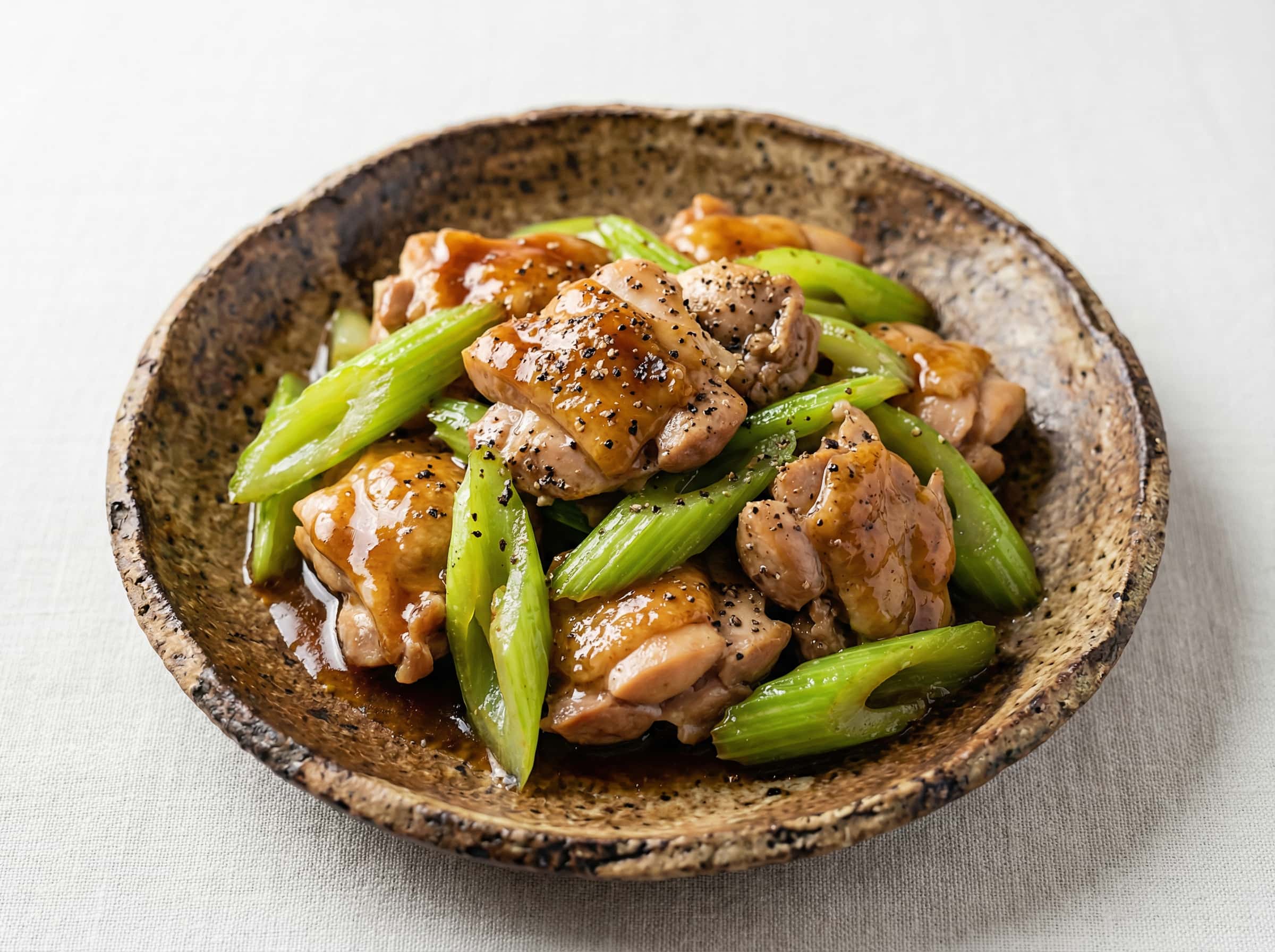 鶏もも肉とセロリの焼肉のタレ蒸し