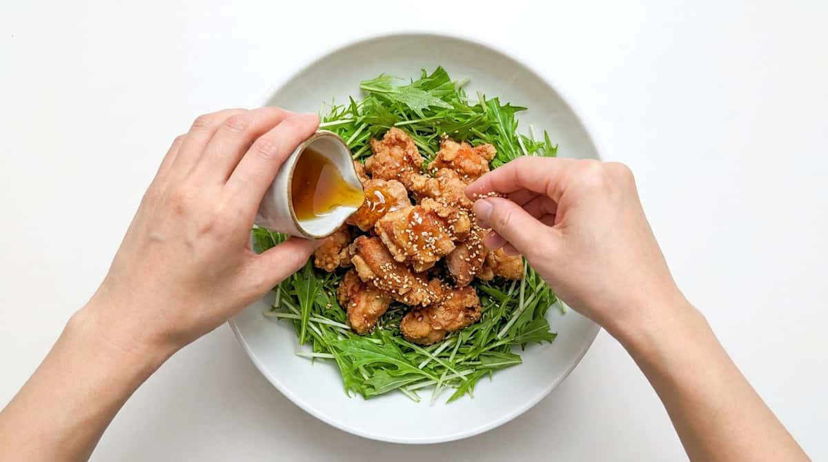 鶏もも肉と水菜のごま油から揚げサラダ（完成イメージ）