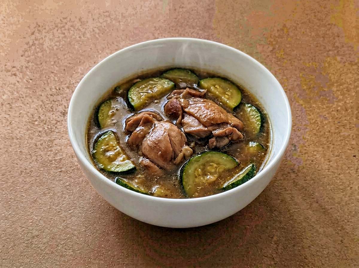 鶏もも肉とズッキーニのオイスターソーススープ