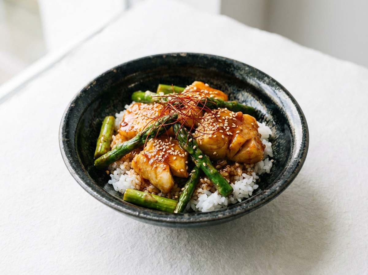 タラとアスパラのピリ辛鶏ガラ丼