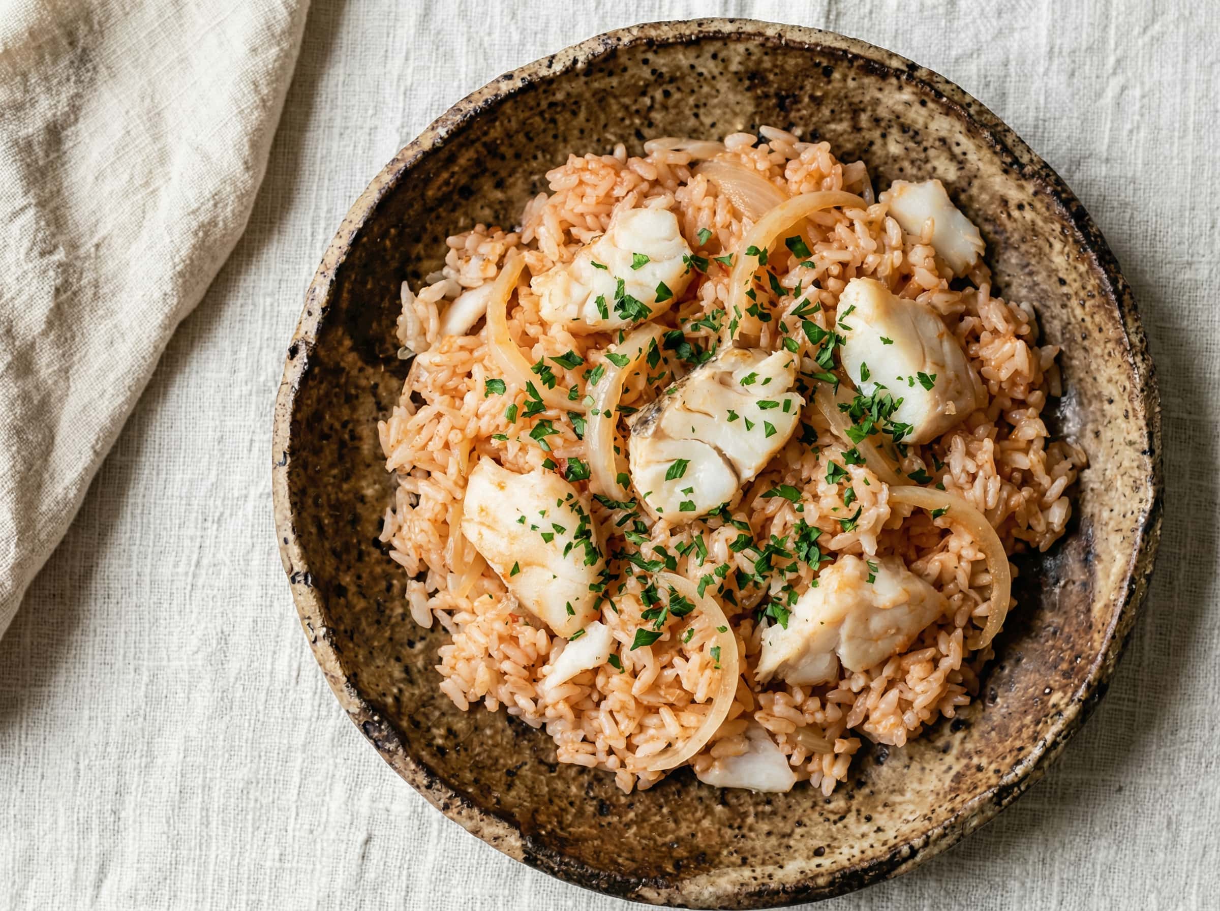 タラと玉ねぎのトマト缶炊き込みご飯