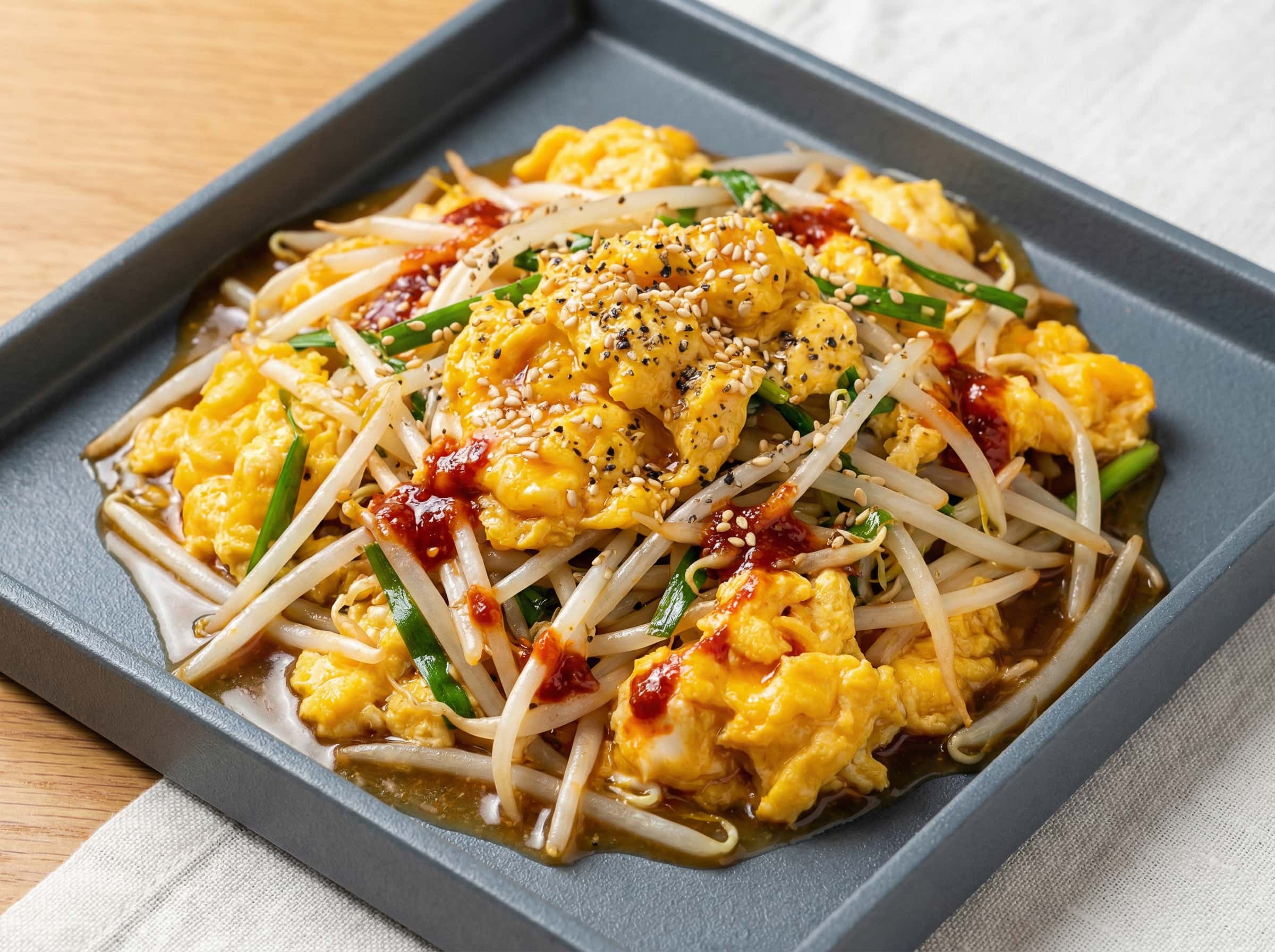 卵ともやしの白だしピリ辛炒め