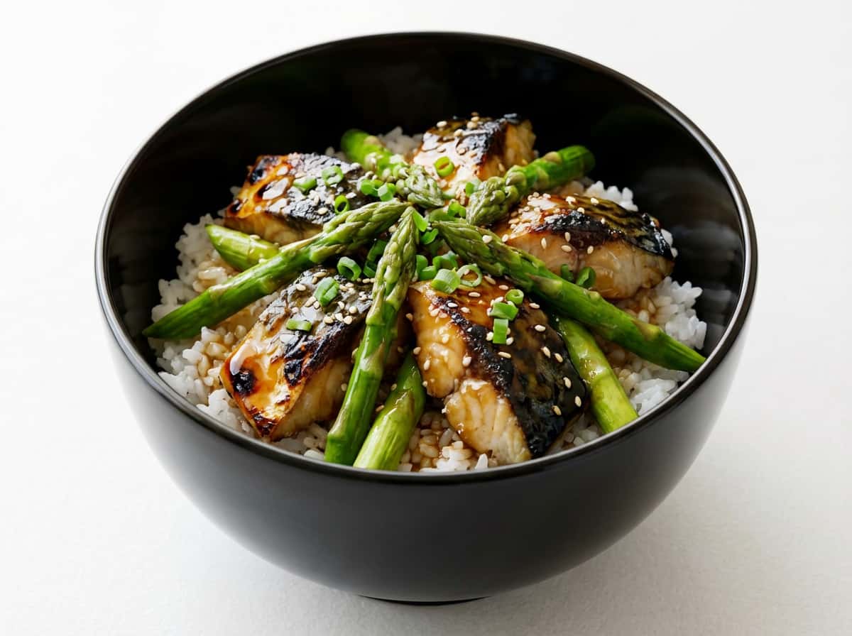 サバとアスパラの鶏がらだれ丼（おつまみサイズ）