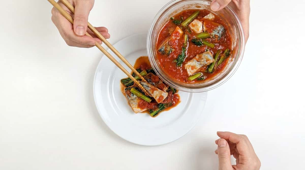 サバ缶と小松菜のトマトだれ漬け（完成イメージ）