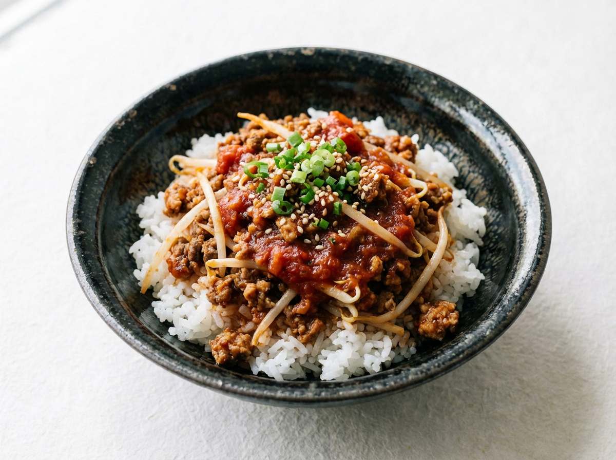 合いびき肉ともやしのとろっとトマトそぼろ丼